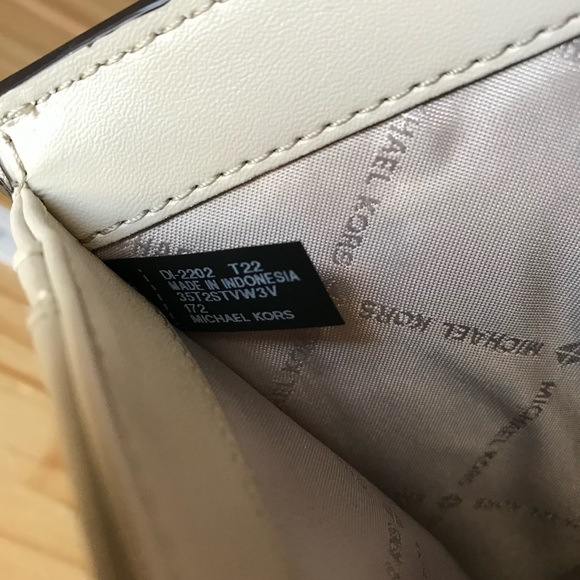 Michael Kors wallet🎈🎈 - Picture 7 of 7